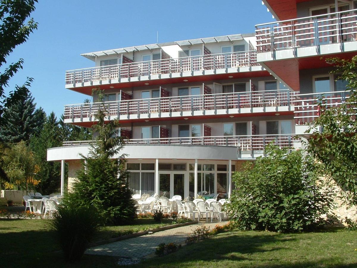 Well Hotel Harkány Екстериор снимка